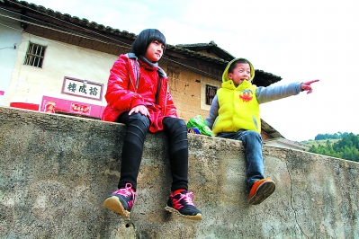 从不同地方返乡过年的孩子很快就玩到一块。