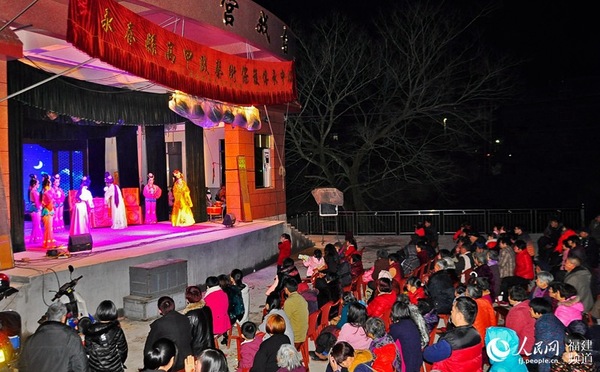 高甲戏深受侨乡老中青戏迷喜爱,不少乡村建设固定戏台作为送戏下乡的阵地。 吴隆重摄于永春桃美村