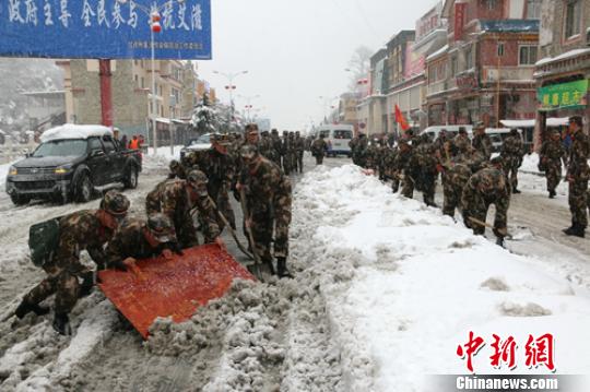 武警官兵正在清理街道积雪。　于传涛　摄