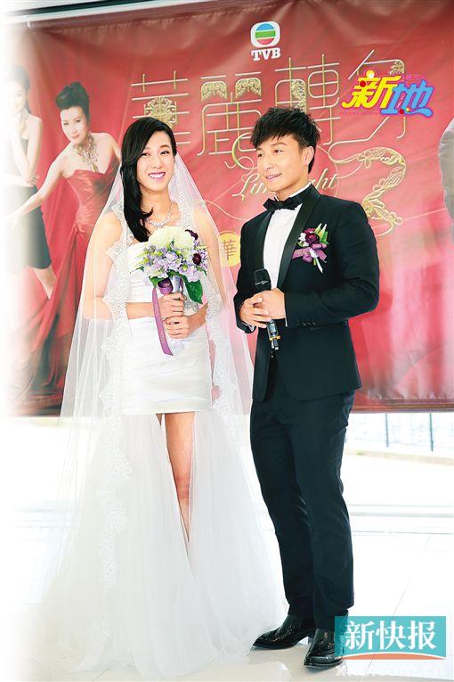 ■去年5月“预演”婚礼宣传剧集《华丽转身》时,钟嘉欣表示没想过结婚,其实当时已经与男友甜蜜发展恋情中。