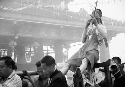 畲寨上演坐刀轿绝技。