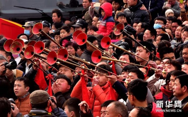 2月23日，河南省浚县民间社火团体在古庙会上演出。