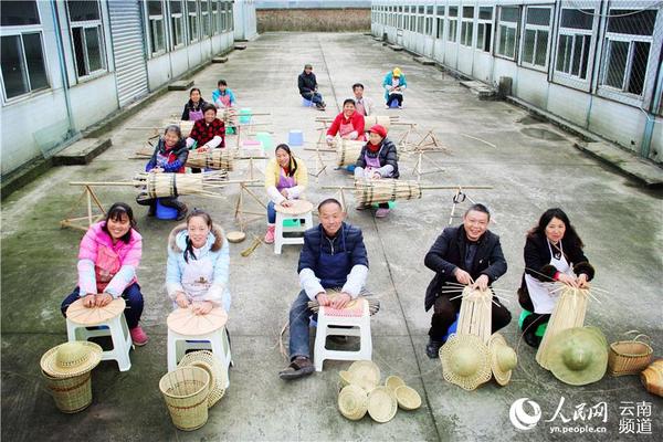 竹编手工艺人在五福竹编工艺农民专业合作社工作 人民网 薛丹 摄