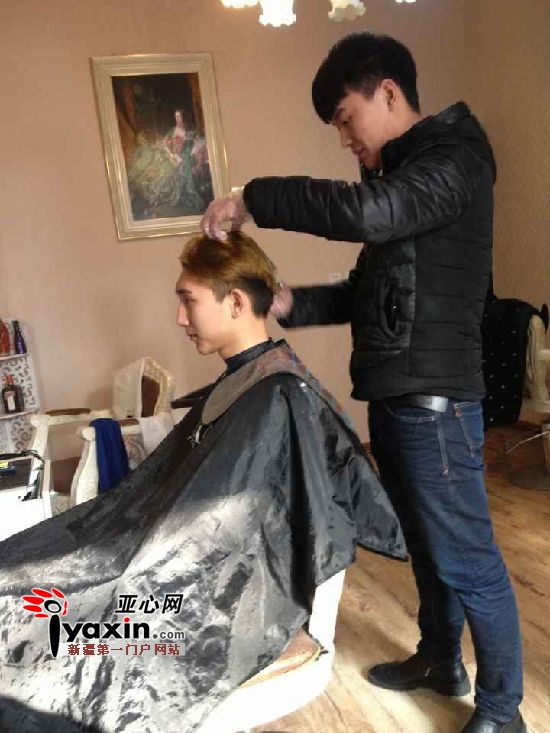 图为乌鲁木齐市南湖南路“私人订制”理发店理发师李光辉正在给顾客理发