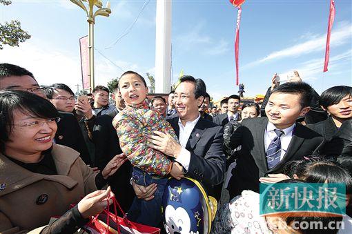 ■看望“一助一”结对帮扶的贫困孤儿的现场。