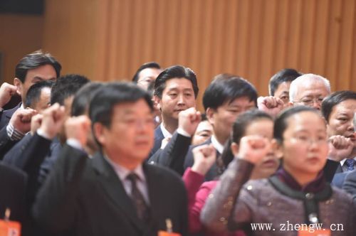 　　宣誓人面朝国旗，右手举拳，神情肃穆，声音铿锵有力、整齐划一。