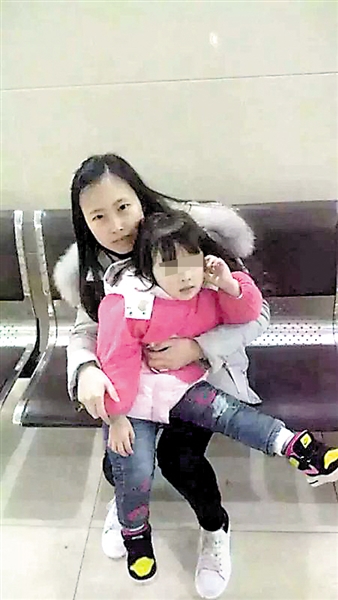 小女孩在母亲怀里。