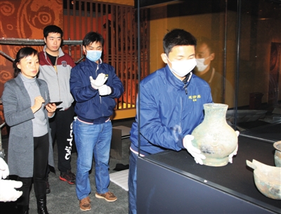 2月28日，首都博物馆，工作人员向首博汉氏展柜中布展青铜器。本版图片/首都博物馆