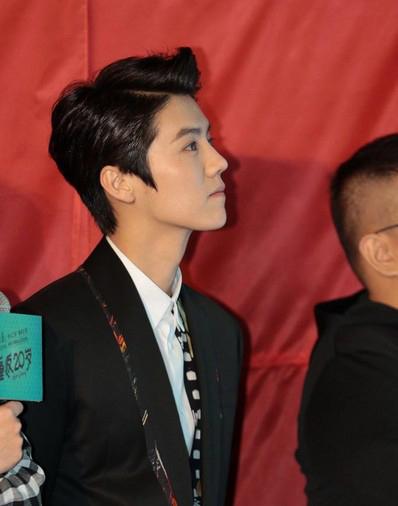 鹿晗的侧脸是不是也让你迷恋呢?