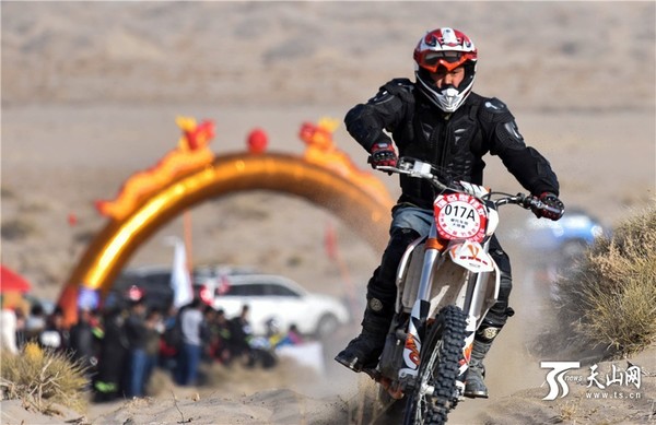 一名摩托车赛手从起点出发。