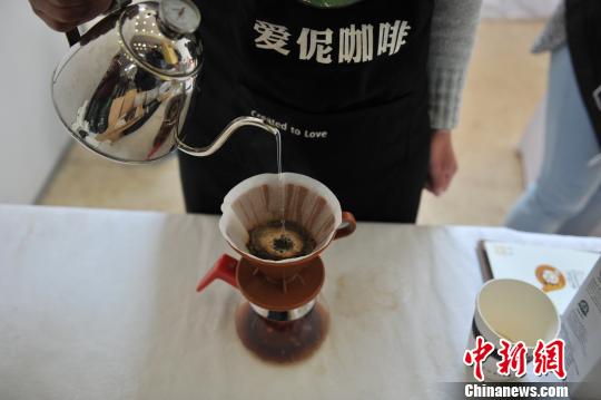图为选手在冲煮咖啡。　史广林　摄