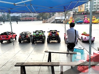 男童在渝西广场驾驶租用儿童车摔下楼梯|男童