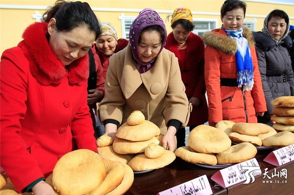 妇女们在准备比赛的馕。