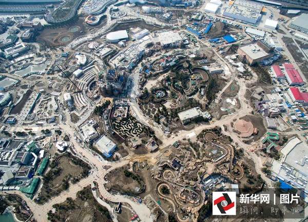 　　    2016年2月25日，上海市，无人机航拍上海迪士尼乐园在建工地，奇幻城堡露出真容，游乐设备陆续进场。图片来源：视觉中国