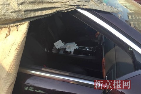 车内被翻动过。