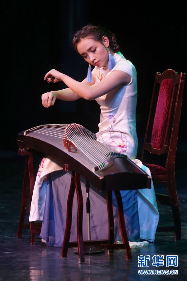 郑州歌舞剧院的古筝演奏《高山流水》《浏阳河》。新华网记者陈俊锋 摄