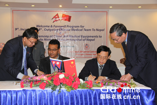 中国驻尼泊尔大使吴春太与尼泊尔卫生部秘书施雷斯塔联合签署协议