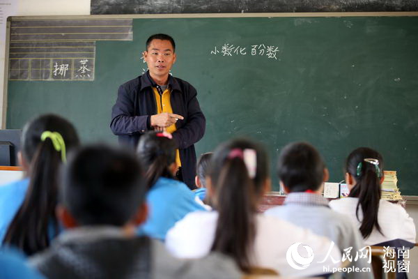 校长薛为榜为学生上数学课