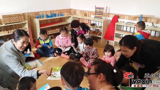 工作队队员给儿童发放图书