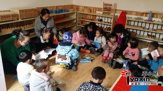 社区以及工作队的同志陪着孩子们一起阅读