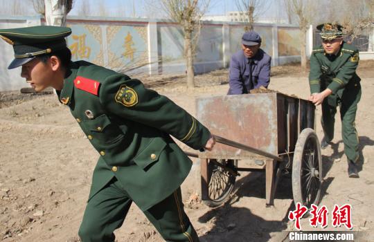 甘肃临泽消防官兵助老爱幼传承雷锋精神