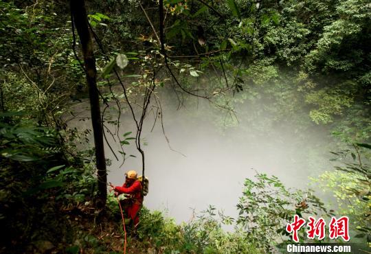 图为中法科考探险队在广西东兰县探险中。　科考队 摄