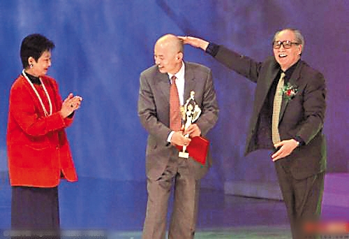 葛存壮给儿子葛优颁奖（资料图片）