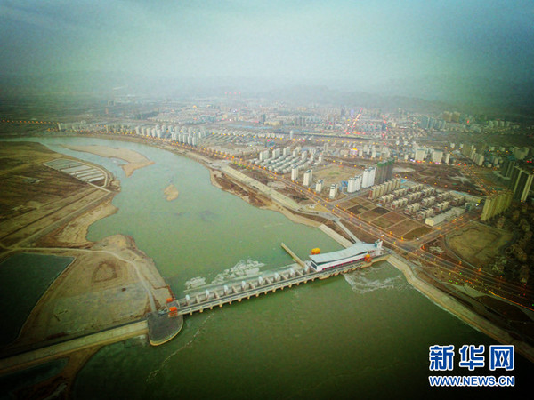 海勃湾水利枢纽缓提高了黄河内蒙古段防凌防汛能力（摄于3月4日18时30分）(飞手 王虎 摄)