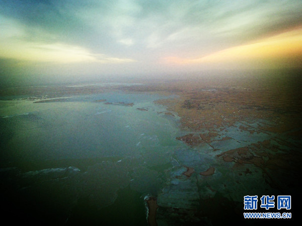 海勃湾水利枢纽上游开河（摄于3月4日18时30分）(飞手 王虎 摄)