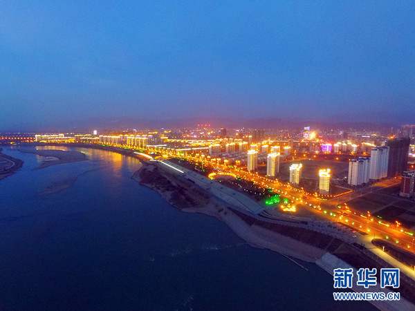 黄河海勃湾水利枢纽下游夜景（摄于3月4日19时45分）(飞手王虎 摄)