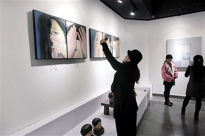 俩90后艺术v艺术开空间女生要做老百姓看得懂乳多女孩晕图片