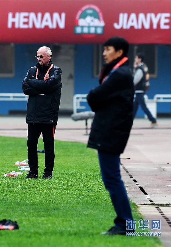 　　双方主教练在指挥比赛