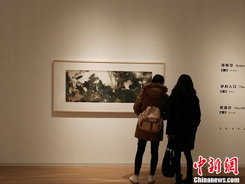 崔君、莫頔、狄青个展开幕现场，图为参观者在狄青作品前。宋宇晟 摄