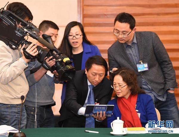 　　3月6日，李松泉代表（前排右二）向其他代表介绍拍摄的全景视频。