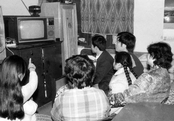  住在国棉四厂单身宿舍的职工聚集在一起收看电视（1987年摄）