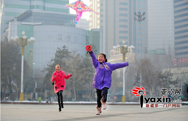3月6日18时，乌市人民广场，两名小朋友正在放风筝。亚心网记者谢鹏摄