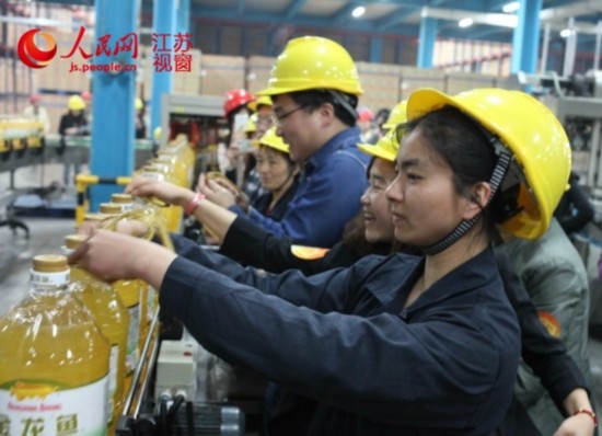 媒体记者体验“金龙鱼营养健康体验馆”