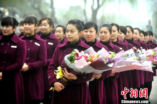 扬州瘦西湖迎三八 女导游倡议做社会文明进步