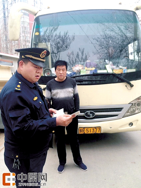 交运委执法人员查处改装货车