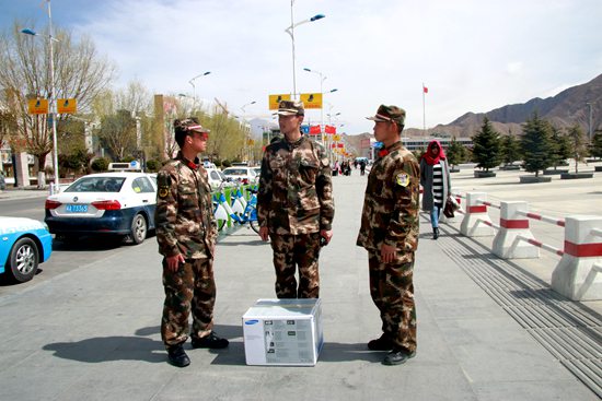 原地等待失主。翟亚力 摄