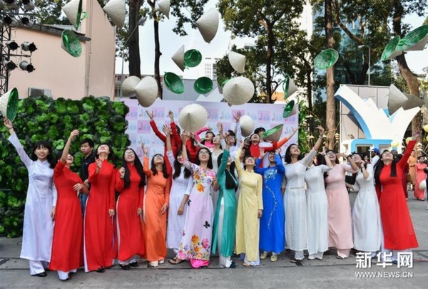 3月8日,在越南胡志明市青年文化宫举行的奥黛文化节开幕式上,大学生们身着奥黛留影。