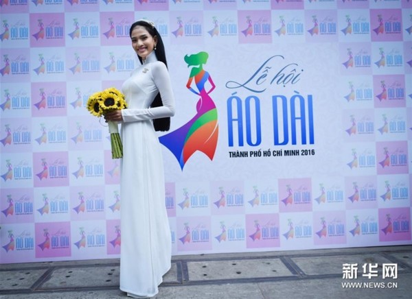 3月8日,在越南胡志明市青年文化宫举行的奥黛文化节开幕式上,模特身着奥黛拍照。新华社发(阮黎暄摄)