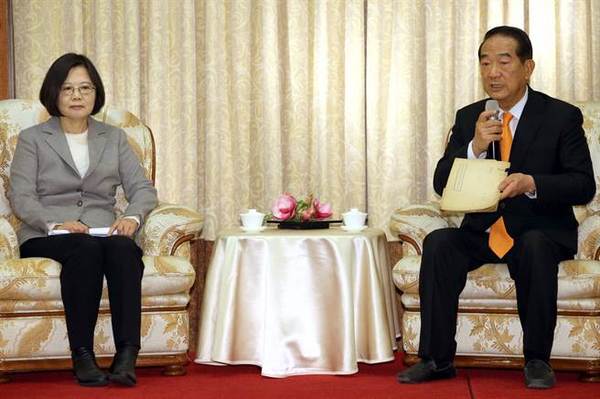 民进党当选人蔡英文（左）9日进行&ldquo;请教之旅&rdquo;，拜会亲民党主席宋楚瑜（右）。（台媒图）