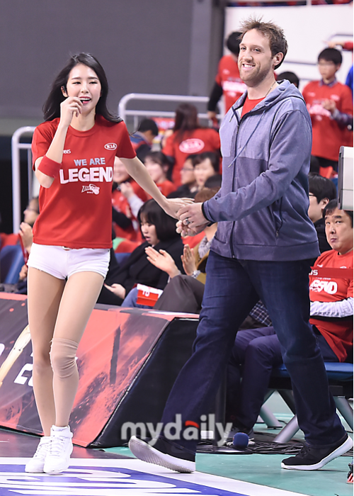 兰女神与粉丝牵手