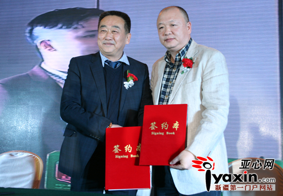 新疆天山雪豹足球俱乐部董事长孙爱军（左）与新疆体育彩票管理中心主任宋苏平签约。