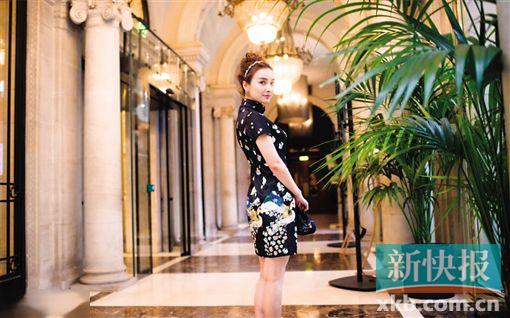 神样的模仿。    吴昕现身秋冬大秀,一身中式旗袍复古feel连衣裙、温婉发型,搭配点睛的红色高跟鞋,轻熟感中掩不住她自带的清新气质,非常亮眼。