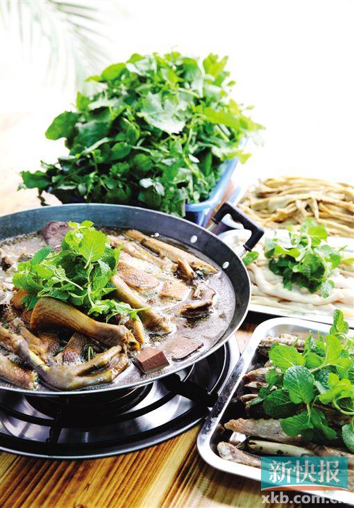 ■一锅飘香的焖鹅,连同鹅杂、鹅血等一同上桌,最佳伴侣乃面筋,吸饱了汁液,好吃得没办法形容。