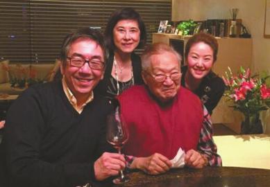 2015年，金庸过91岁生日时曝出的合照。图片来源：华西都市报