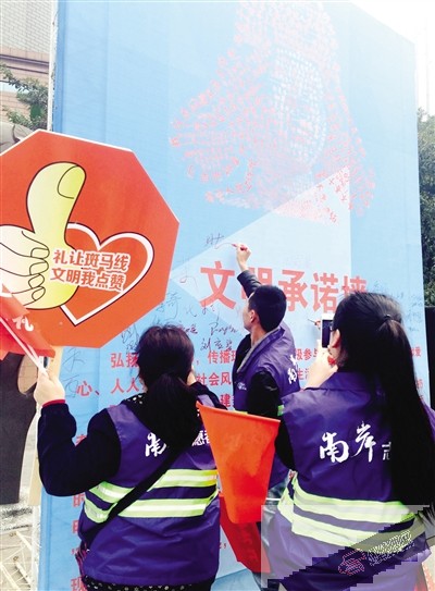 扮成超级英雄,希望雷锋精神对年轻人影响更深