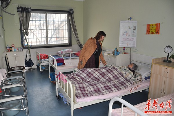 养老中心有的老人行动不便，蔡菲菲便到床前嘘寒问暖